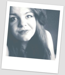 Fotografia en blanc i negre d’Irene Morales, amb marc estil Polaroid. Creadora del logotip de Rosa López #PasionConTinta, representa la força creativa darrere la imatge visual del projecte. — Accessible, identificatiu i narratiu.