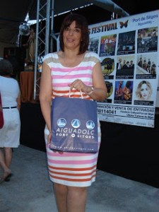 Entrega premi PORT AIGUADOLÇ Aroma a Mar Petxiques a la sorra_llibre, Autora Rosa López del relat breu finalista. #Comunicacio #Marketing #Literatura #PasionConTinta