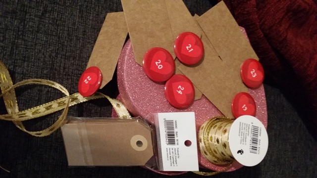 Calendario de Adviento para adultos. Juego y complicidad en Navidad.
Material  Rosa López #PasionConTinta #Comunicacio