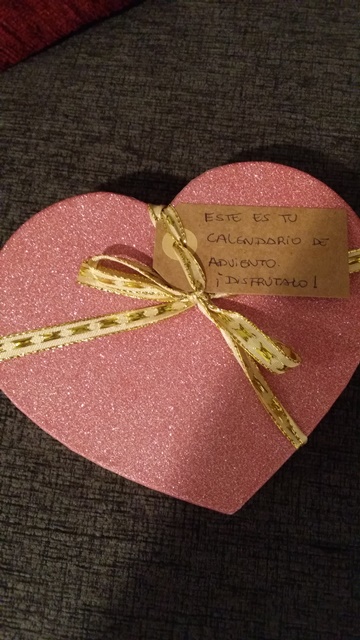 Calendario de Adviento para adultos. Juego y complicidad en Navidad. Material, capsa de cartró Rosa López #PasionConTinta #Comunicacio