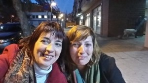 Fotografia nocturna amb dues persones fent-se una selfie en un entorn urbà