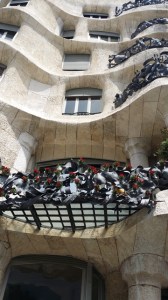 Fotografia de la façana ondulada de La Pedrera amb gent reunida al balcó