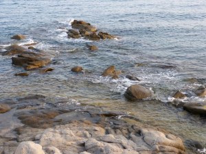 Costa rocosa de Calella amb onades suaus i mar transparent
