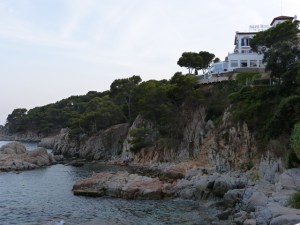 Vista costanera de Calella amb edificis blancs, penya-segats i mar en calma