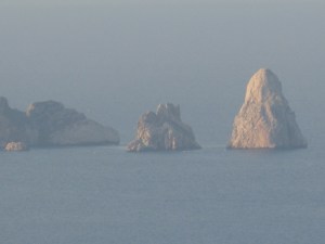 Fotografia de les Illes Medes amb roques emergents del mar i atmosfera difusa de llum baixa