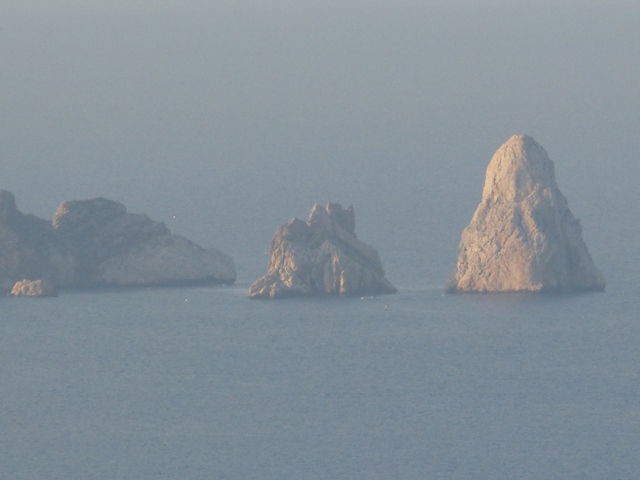 Fotografia de les Illes Medes amb roques emergents del mar i atmosfera difusa de llum baixa