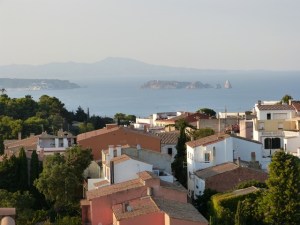 Vista des d’un mirador a Begur amb edificis blancs, teulades de terracota, mar i illes Medes al fons