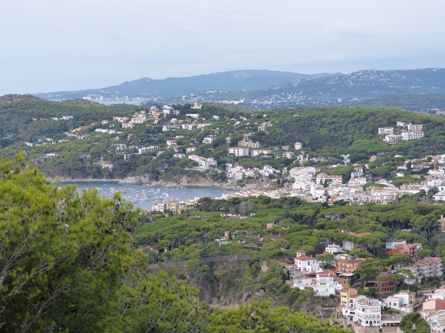 Vista panoràmica des del mirador del Far de Sant Sebastià amb turons, edificis i mar mediterrani