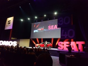 Escenari amb cotxe SEAT roig, logotip i xifres 30 i 40 en esdeveniment corporatiu