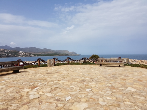 Mirador de Llançà amb bancs, mar i muntanyes al fons