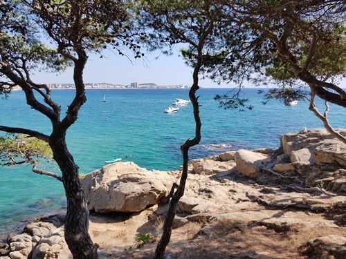 Observa bellesa del mar a través de la galeria fotográfica a la web de Rosa López. Deixa't inspirar per la seva passió! #PasionConTinta #Comunicacio #Fotografia Palamós des del mirador