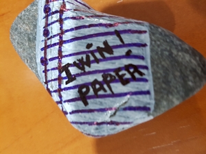 Piedra pintada. I win paper! Rosa López #PasionConTinta piedra pintada a mano.