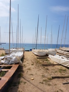 Velers petits sobre la sorra amb el mar al fons a Sant Antoni de Calonge