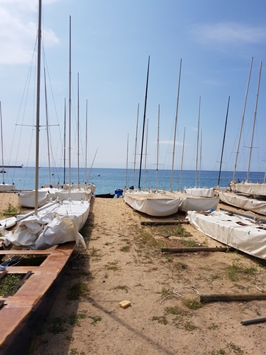 Velers petits sobre la sorra amb el mar al fons a Sant Antoni de Calonge