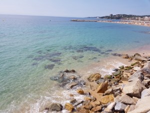 Vista des de les roques amb mar blau i edificis al fons a Sant Antoni de Calonge