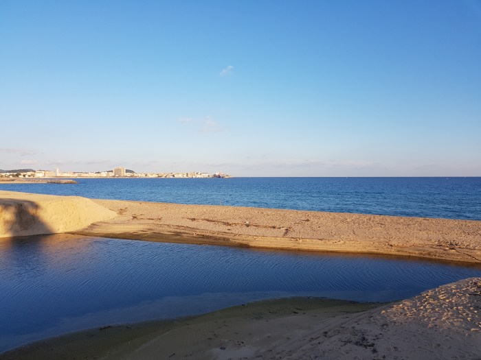 Gaudeix de la bellesa del mar a través de la galeria fotográfica sobre el mar a la web de Rosa López. Deixa't inspirar per la seva passió! #PasionConTinta #Comunicacio #Fotografia Cap vespre Sant Antoni de Calonge 1