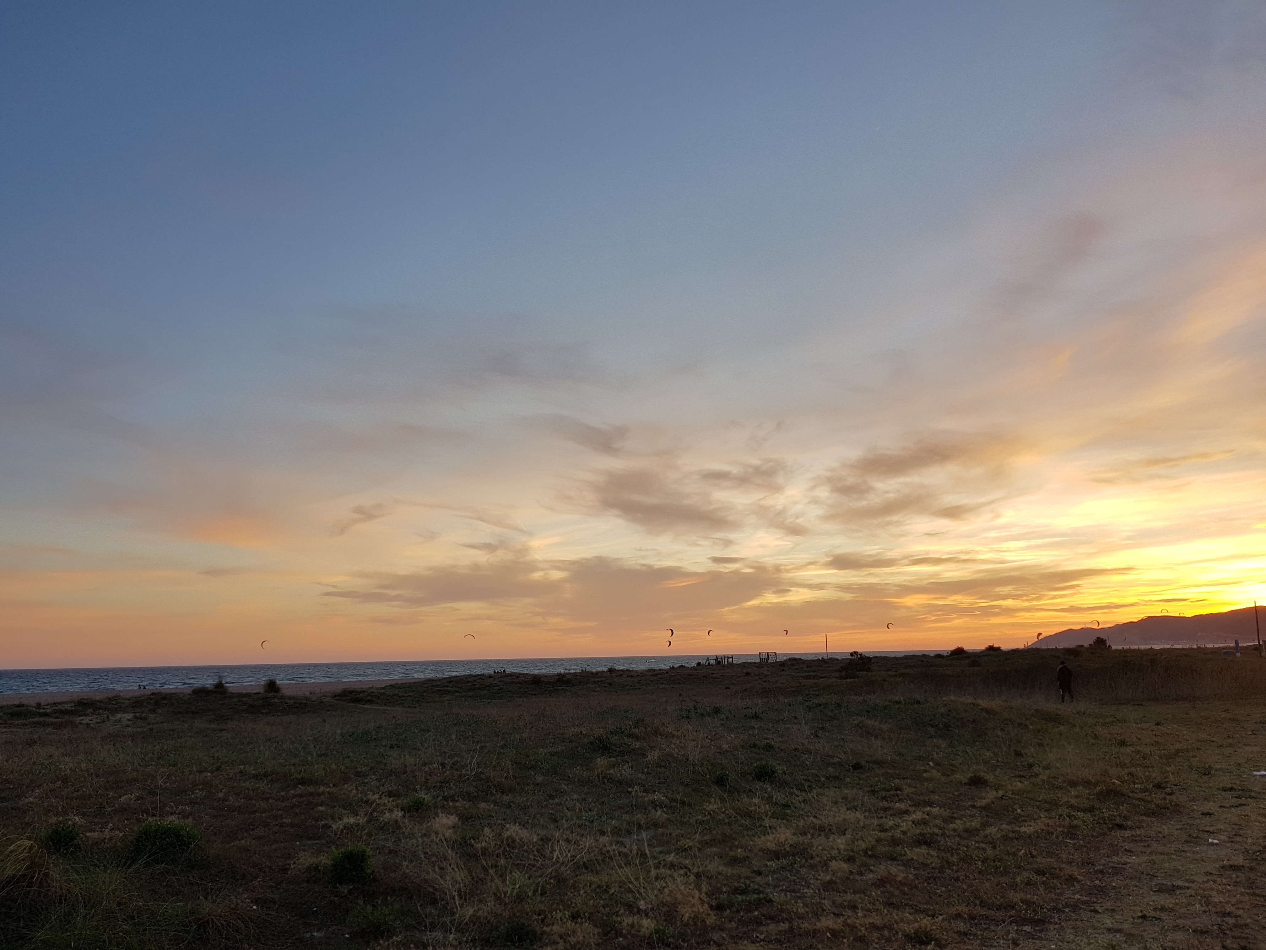 Gaudeix de la bellesa del mar a través de la galeria fotográfica sobre el mar a la web de Rosa López. Deixa't inspirar per la seva passió! #PasionConTinta #Comunicacio #Fotografia Baixada del sol. Castelldefels