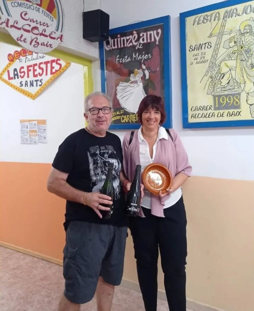 David Turull, President de la comissió de Festes del Carrer Alcolea de Baix entrega el premi a Rosa López #PasionConTinta 
Notícies relacionades amb Rosa López, #PasionConTinta, #Comunicacio #Marketing #Literatura Premis literaris, tallerista