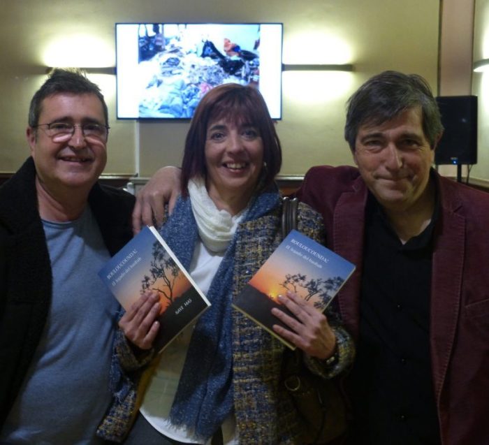 Rosa López amb Jordi Peiró i Xavi Mas a la presentació del llibre El legado del baobab