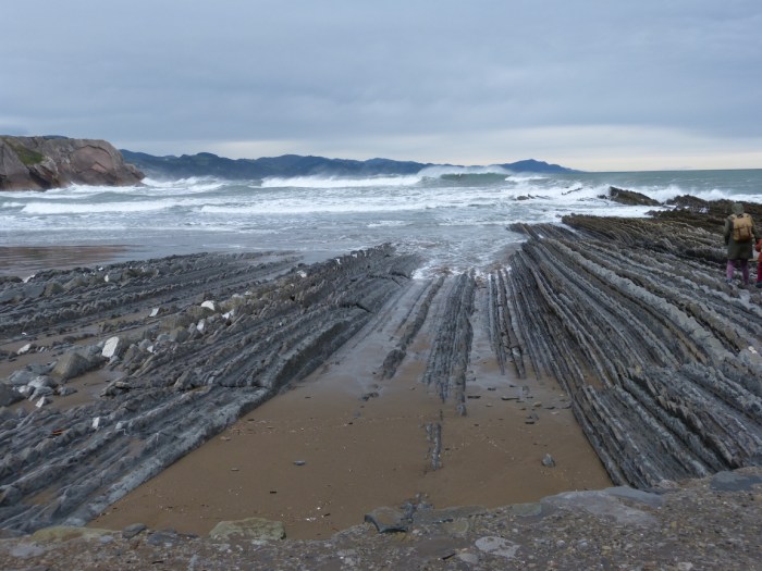 Formacions rocoses en línies paral·leles que s’endinsen al mar Cantàbric