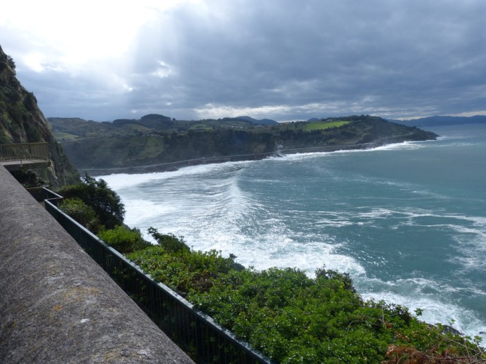Vista des d’un mirador amb barana sobre penya-segats verds i mar Cantàbric