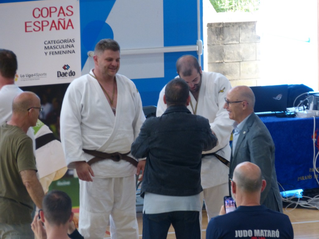 Miquel Luque bronze en la Copa d'Espanya en la categoria veterans + de 100 kilos rebent la medalla #Judo #MiquelLuque #CopaEspañaVeteranos #RubiEsport #PasionConTinta #Comunicació #Marketing