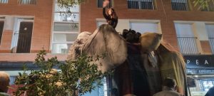 Figura de camell gegant amb animació de carrer durant la Festa Major de Rubí