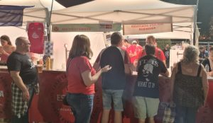 Carpa amb persones reunides i banners de l’Associació d’Escacs Rubinenca a Rubí