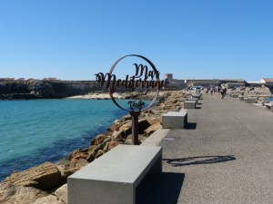 Escultura metàl·lica “Mar Mediterráneo” sobre passeig costaner a Tarifa