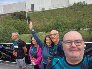Rosa López amb l’equip Cupra en selfie a l’exterior durant la cursa SEAT BE THE IMPULSE
