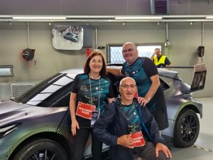 Rosa López amb tres participants davant d’un vehicle en esdeveniment SEAT BE THE IMPULSE
