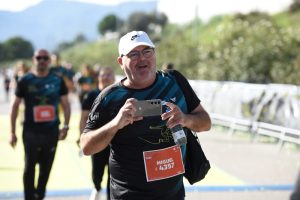 Miguel somrient amb dorsal 14357 arribant a la meta en esdeveniment SEAT BE THE IMPULSE