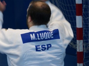 Judoka amb judogi blanc marcat amb “M. LUQUE ESP”