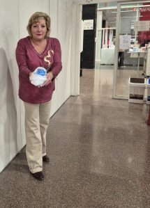 Figura femenina dempeus al vestíbul de la biblioteca durant presentació literària