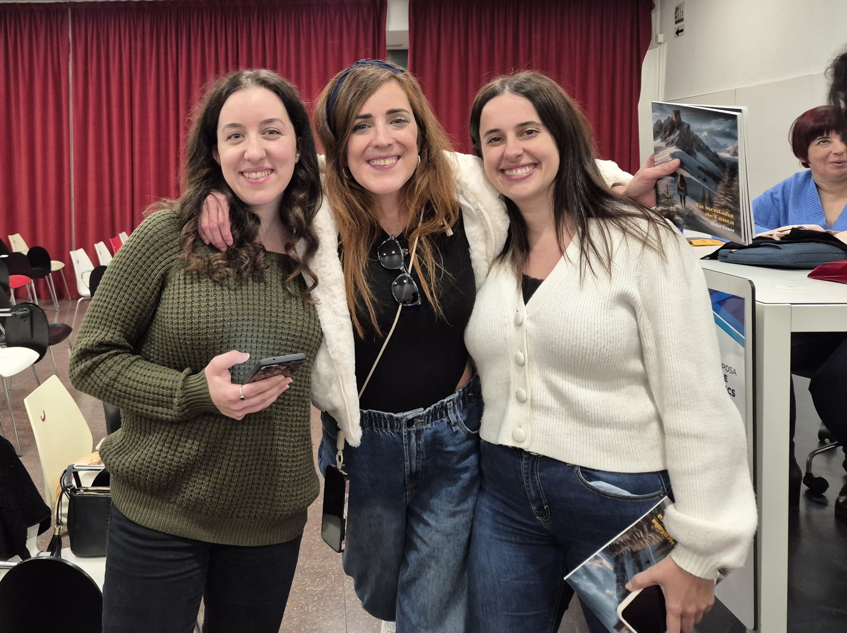 La Montaña de Laura a la Biblioteca de Rubí Rosa López #PasionConTinta Laura amb Sandra i Mònica