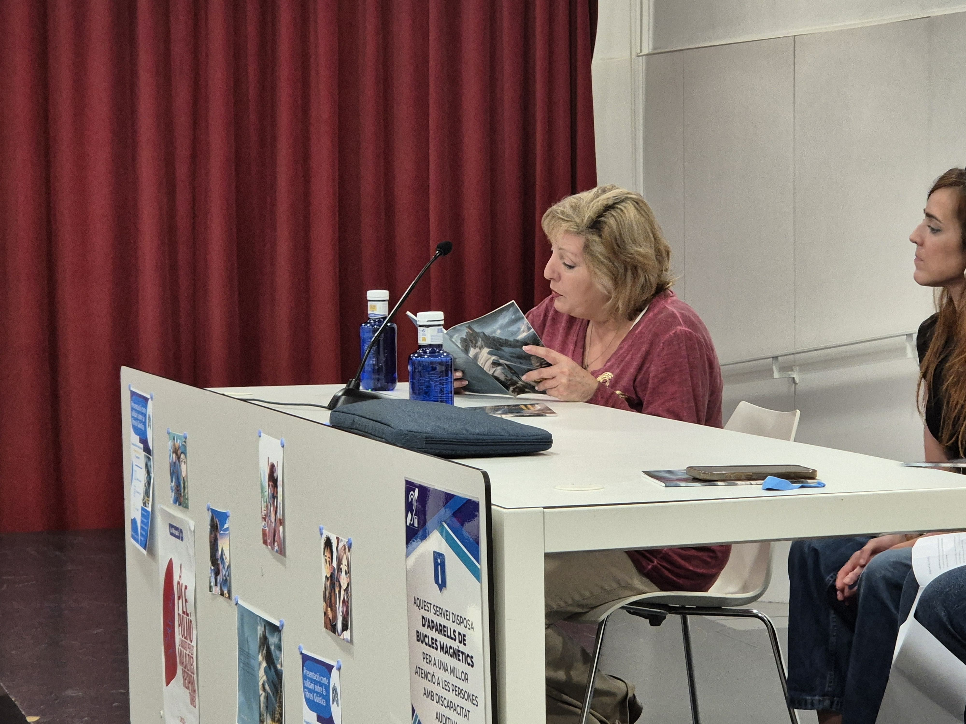 La Montaña de Laura a la Biblioteca de Rubí Rosa López #PasionConTinta Lectura del conte a càrrec d'Àngela Soriano