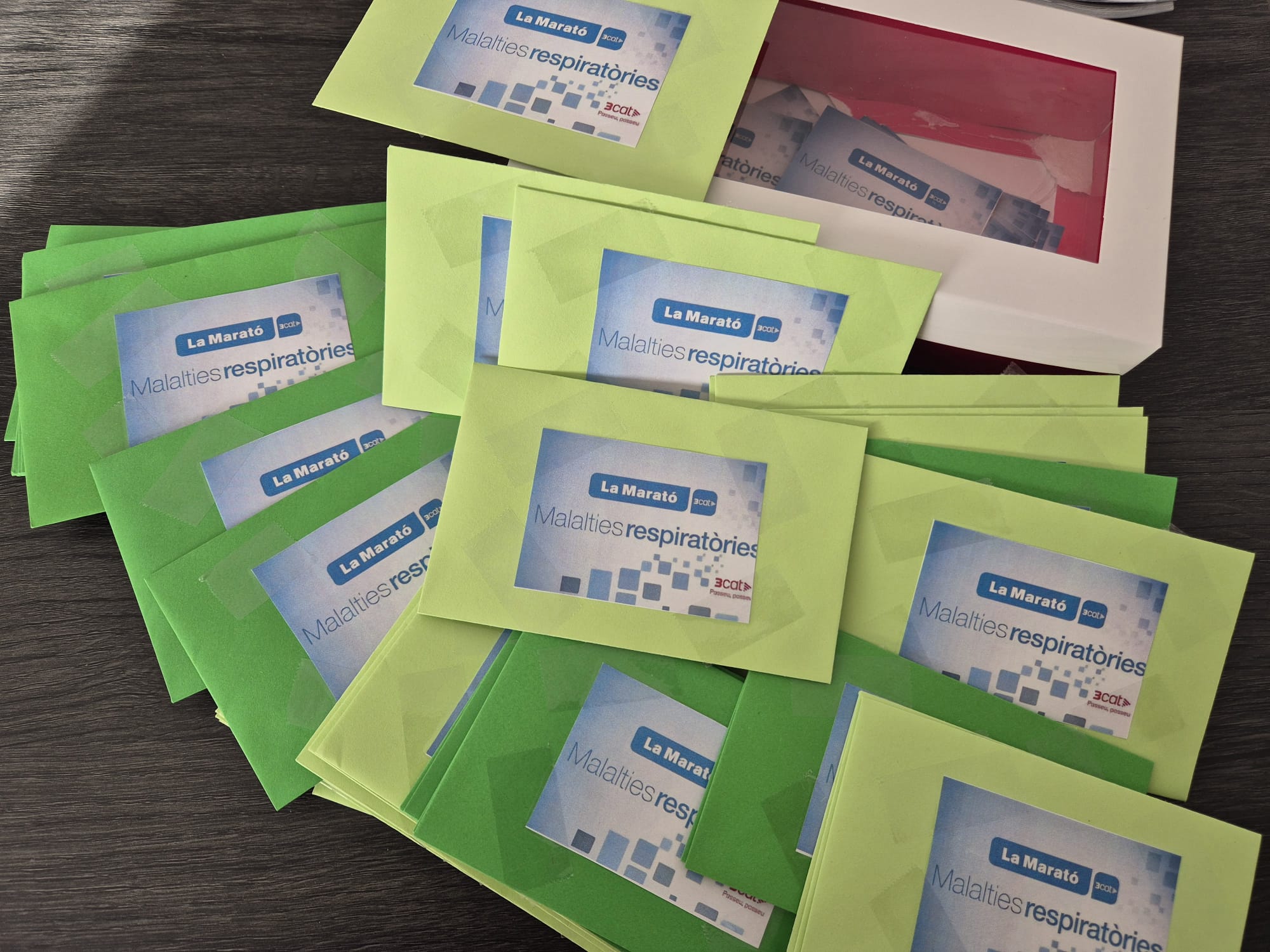 La Montaña de Laura a la Biblioteca de Rubí Rosa López #PasionConTinta sobres amb codi QR per comprar el conte digital.