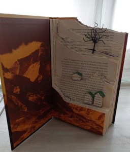 Escultura artístico - literària per la presentació a la Biblioteca de Rubí del conte solidari La Montaña de Laura.