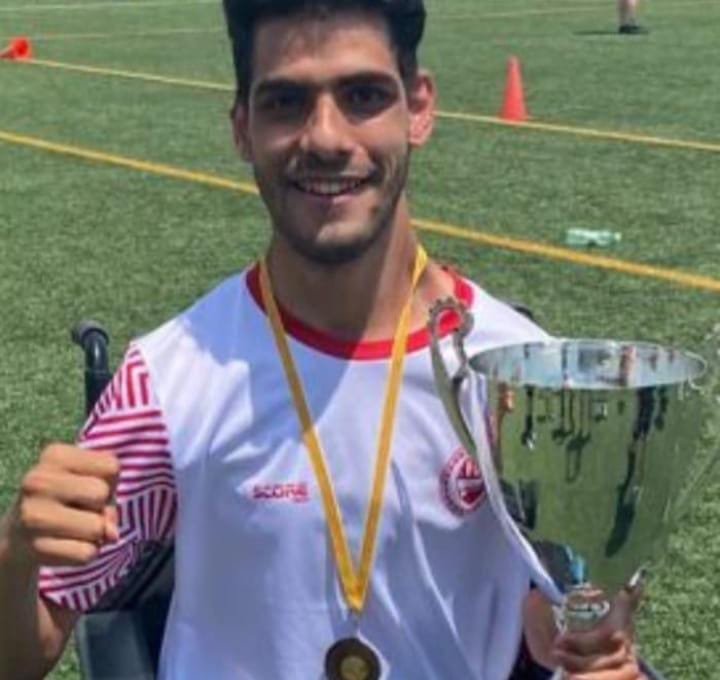 Fotografia al camp de futbol d'Ilyass, inspiració i positivisme. Post de Rosa López secció Persones Humanes 2025 #Comunicació #Literatura 