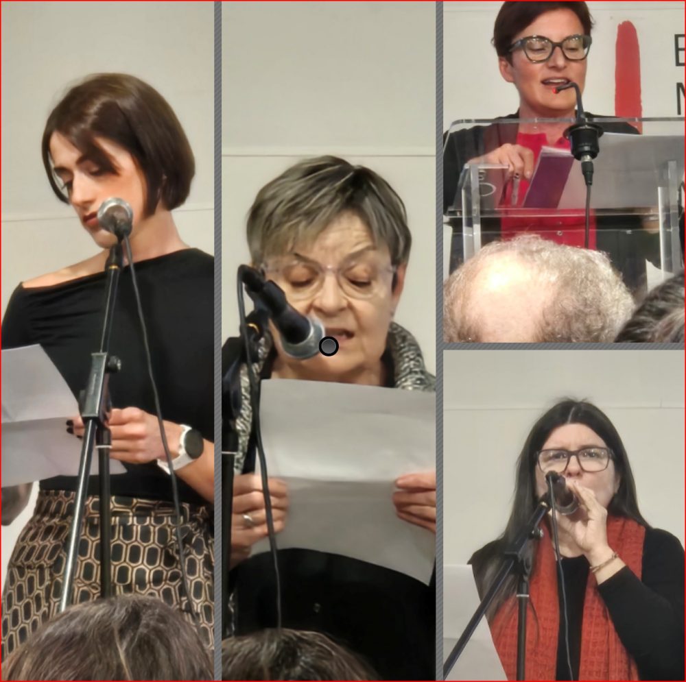 Quatre persones parlant o llegint en presentació pública