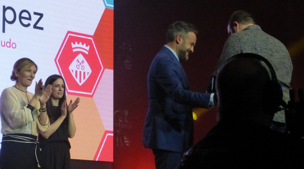 Luque rep el Rubeo 
Judo: Miquel Luque Rubeo d'Or. Gala dels premis Rubeo d'Or 2025
#Actualitat #Comunicacio Gala Premis Rubi d'Or Nit de l'Esport #RubiEsport #RubiCity   Miquel Luque #Judo #RadioRubi 2025 #PasionConTinta
