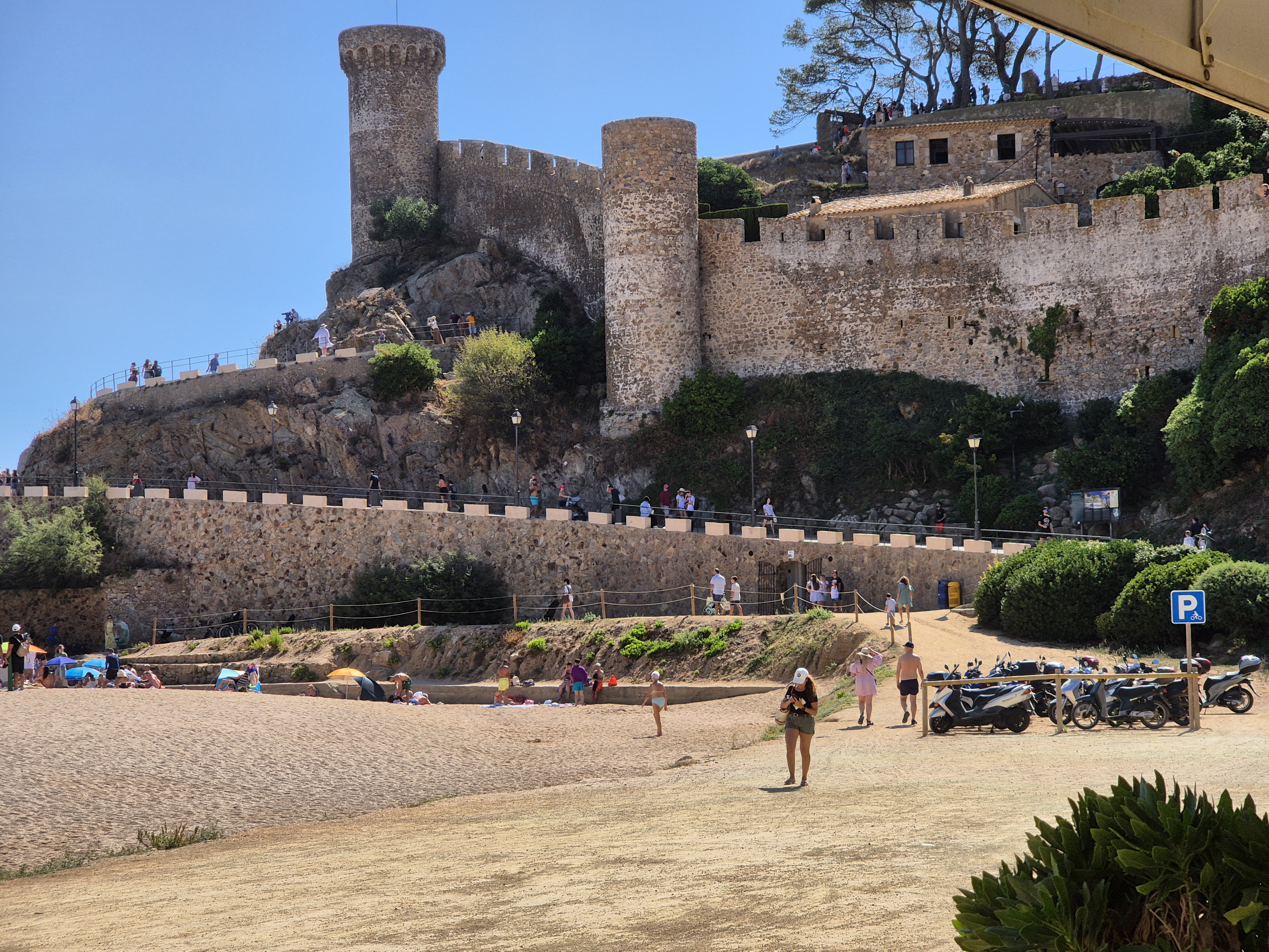 Vista de la fortalesa medieval de Tossa de Mar amb la platja