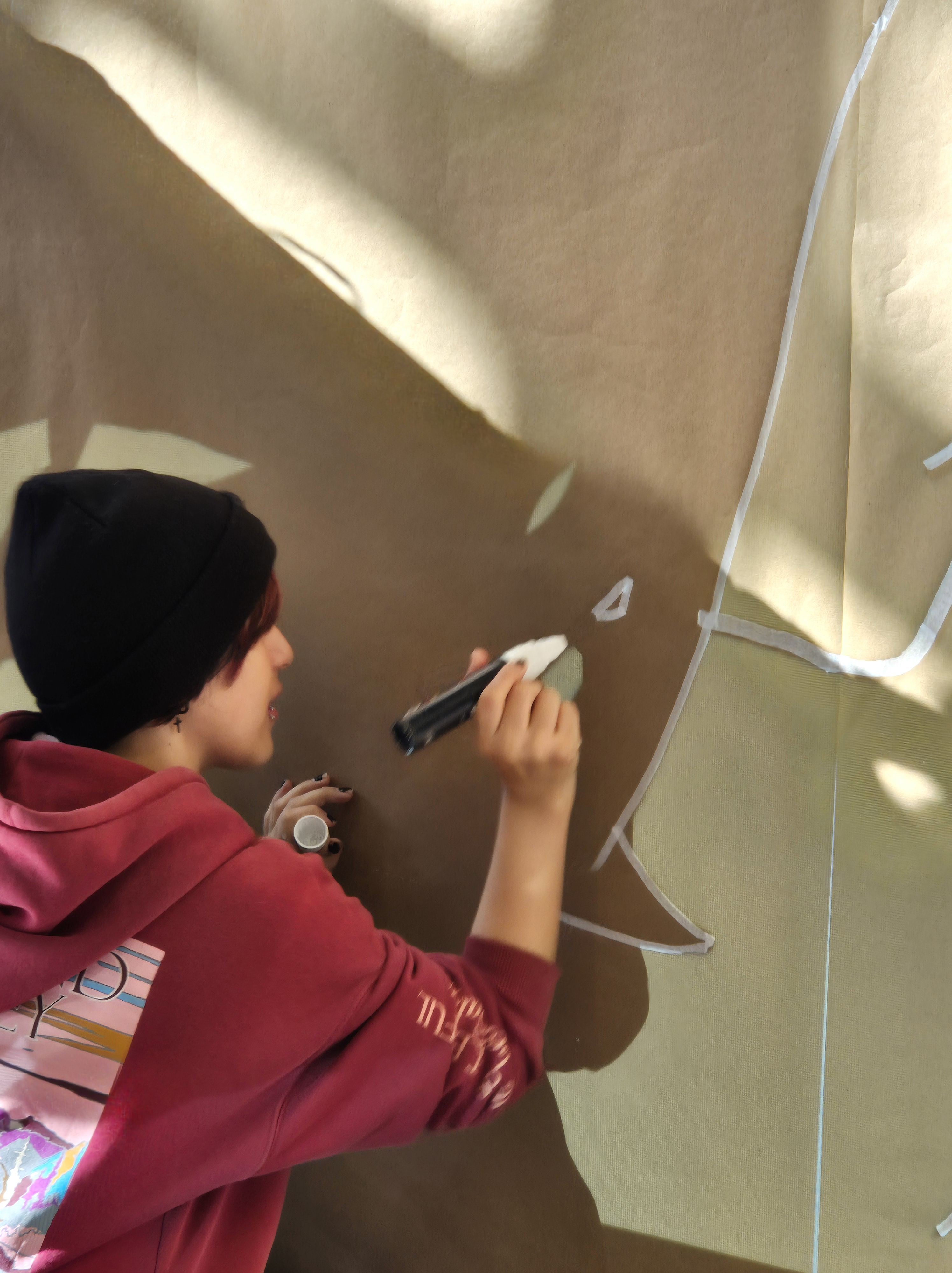 Persona dibuixant un cor en acció artística contra la violència masclista