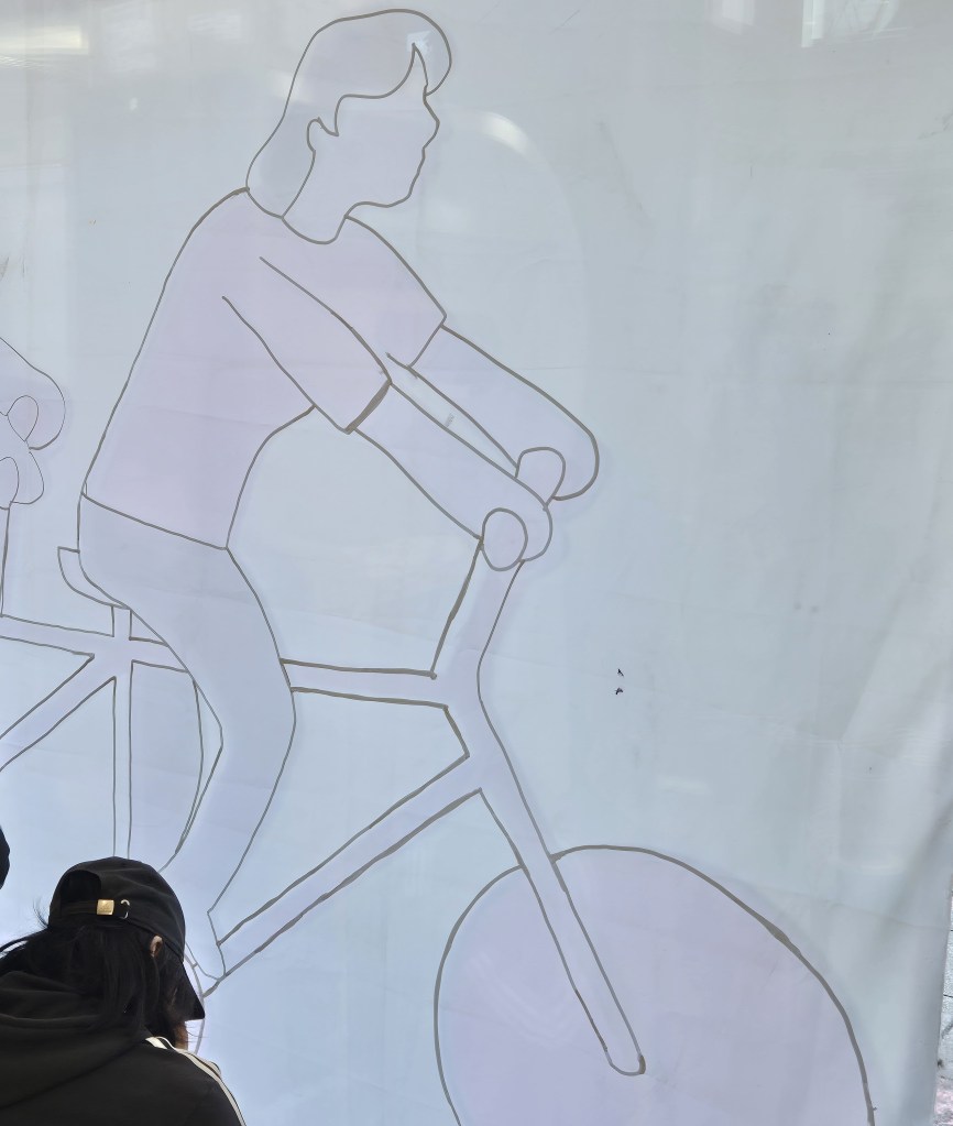 Il·lustració d’una persona en bicicleta per la campanya 25N