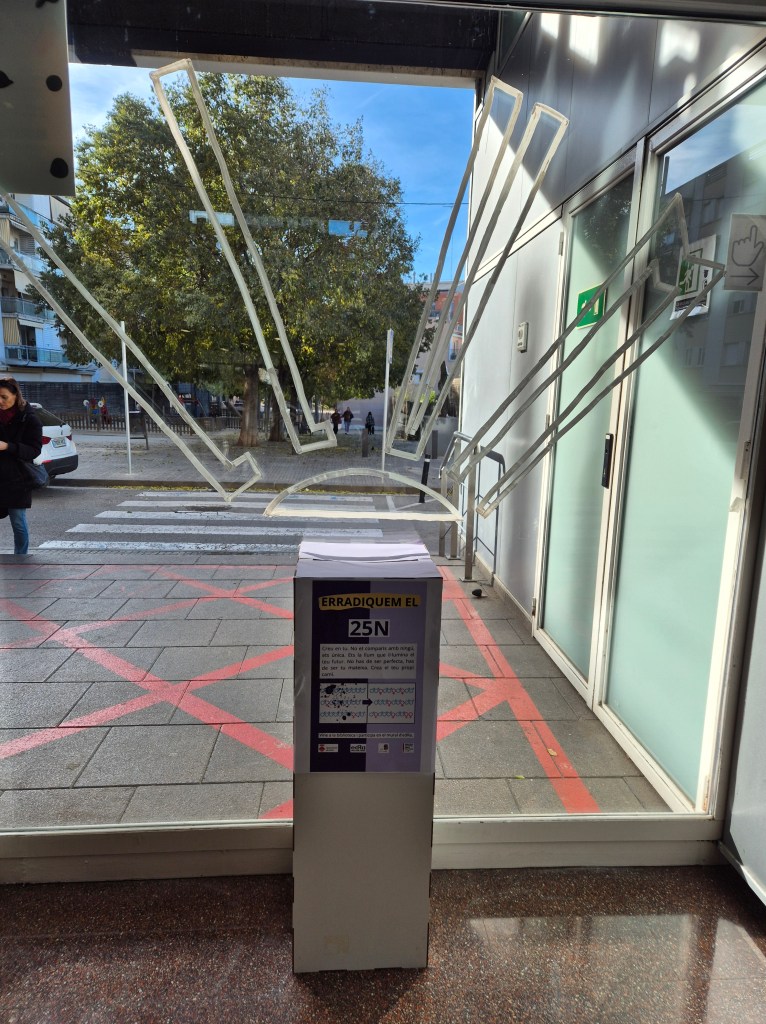 Instal·lació simbòlica en espai públic amb senyalització contra la violència masclista