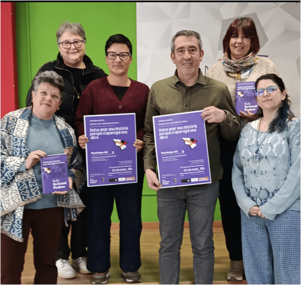 Representants de Rubí presenten la 3a edició de “8M Vivències de Dona” sostenint cartells liles de la campanya