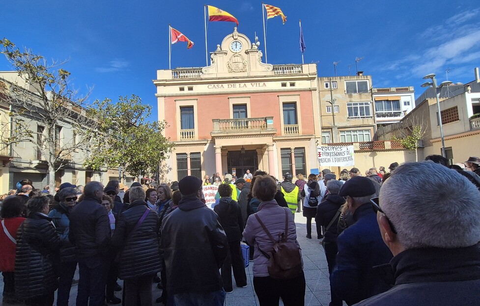 Concentració davant de la Casa de la Vila de Rubí reclamant una sanitat pública digna