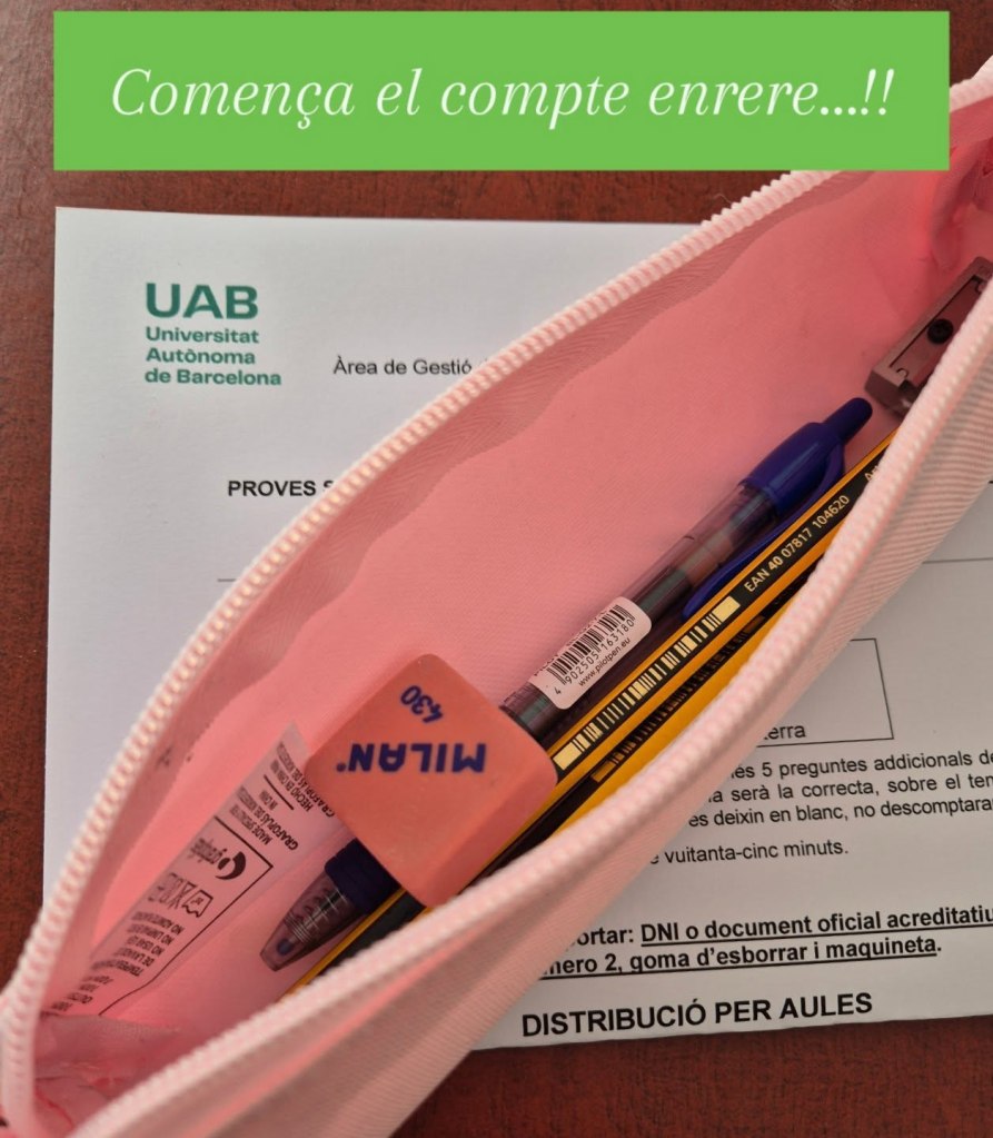 Estoig rosa amb llapis, bolígraf i goma sobre un document de la UAB amb instruccions per a les proves d’accés a la universitat